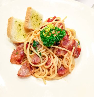 kurutulmuş kırmızı biber ve gevrek domuz pastırması ile tavada kızartılmış makarna