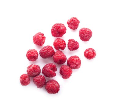 beyaz arkaplanda izole edilmiş olgun ahududu 