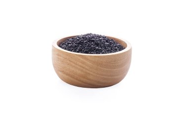 Ahşap bir fincan izole beyaz arka plan üzerinde siyah susam 