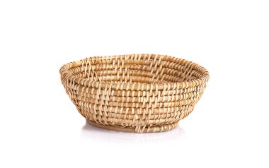 İzole edilmiş beyaz arkaplanda sepet hasır.