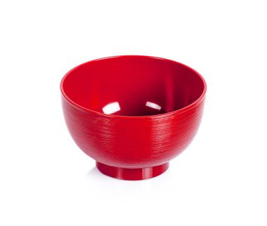 Beyaz arkaplanda kırmızı boş kase izole 