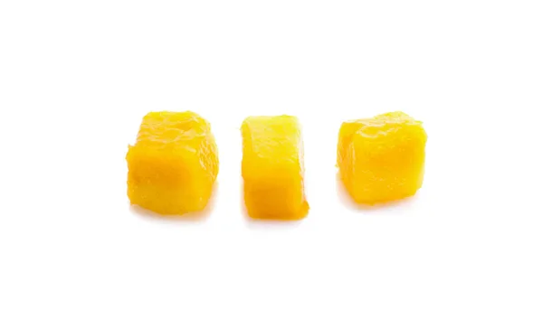 Rodajas de cubo de mango aisladas sobre un fondo blanco —  Fotos de Stock