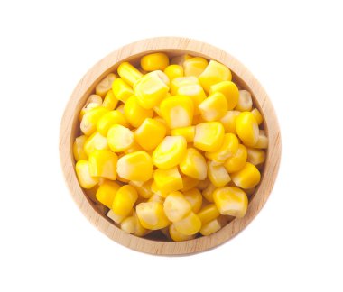 Beyaz arka planda ahşap kase tatlı mısır üst görünümü.