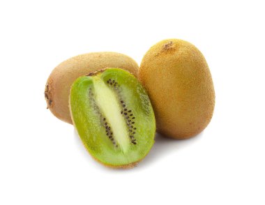 Olgun tüm kivi ve beyaz arkasında izole yarım kivi