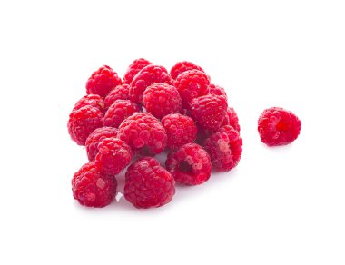 Beyaz arka planda izole edilmiş olgun ahududular.