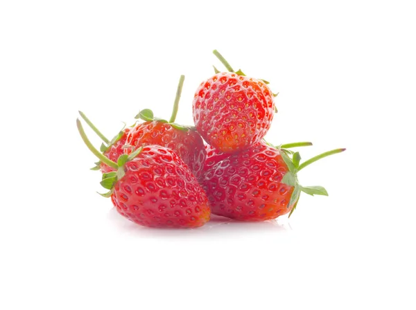 신선 한 딸기. 흰 배경에 고립됨 — 스톡 사진