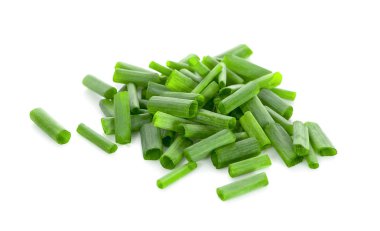 Beyaz arka plan üzerinde izole kıyılmış yeşil soğan yaprağı