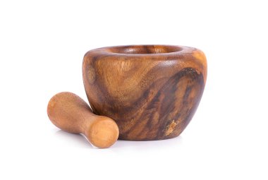 Beyaz arkaplanda el yapımı ahşap havan topu izole edildi