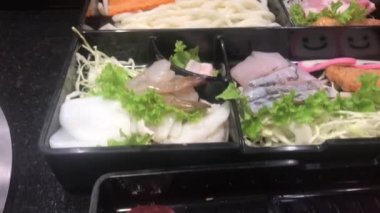 Çiğ taze et ve sebze Barbekü pirinç Pan yakın çekim.