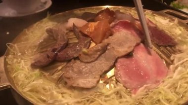 Çiğ taze et ve sebze Barbekü pirinç Pan yakın çekim.