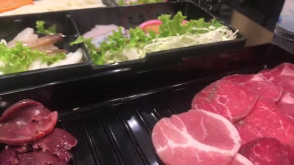 Närbild Färskt Kött Och Grönsaker Grillen Mässing Pannan — Stockvideo