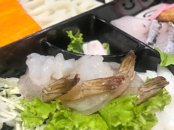 Langostinos crudos, pelados y cortados Camarones tigre crudos aislados en w — Foto de Stock