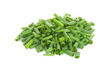 Beyaz arka plan üzerinde izole kıyılmış yeşil soğan yaprağı 