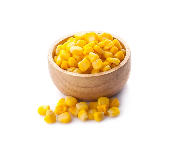 Beyaz arka planda izole edilmiş tahtadan kasede tatlı mısır.