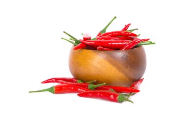 Beyaz arkaplanda küçük kırmızı biber izole