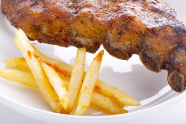 Mangal soslu domuz kemiği.