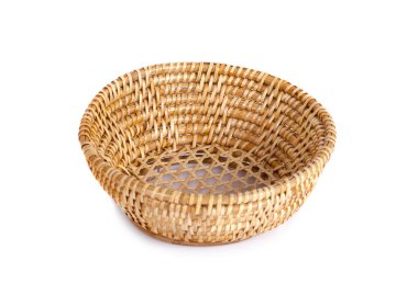 İzole edilmiş beyaz arkaplanda sepet hasır