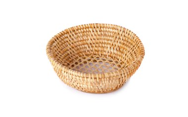 İzole edilmiş beyaz arkaplanda sepet hasır