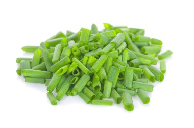 Beyaz arkaplanda yeşil soğan dilimi 