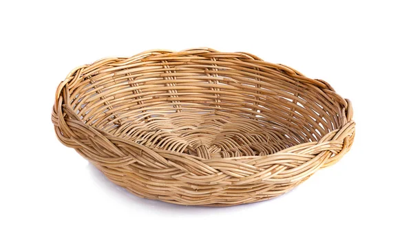 İzole edilmiş beyaz arkaplanda sepet hasır. 