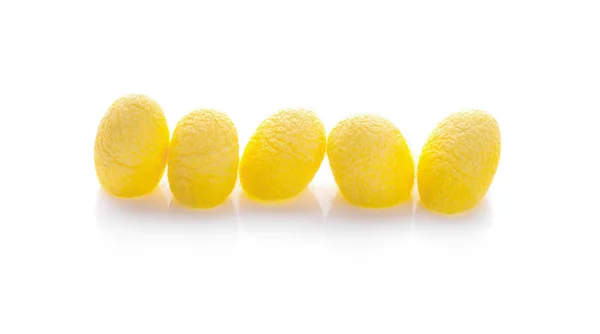 Κίτρινο thai μεταξοσκώληκες σωρό κουκούλια απομονώνονται σε λευκό φόντο — Φωτογραφία Αρχείου