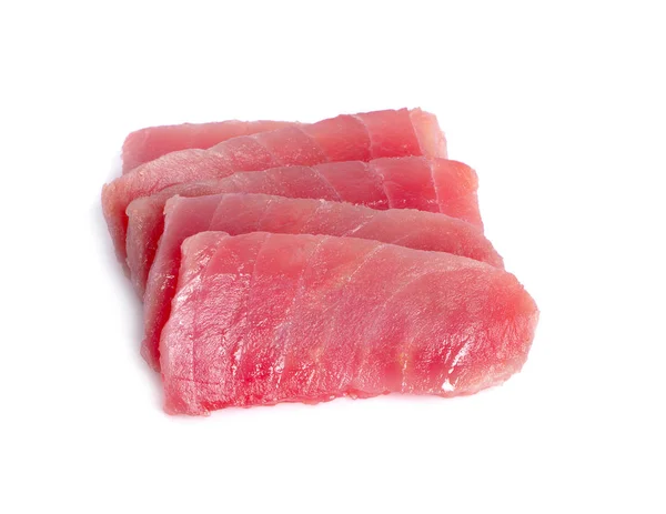 白い背景に生のマグロの魚の肉のスライス — ストック写真