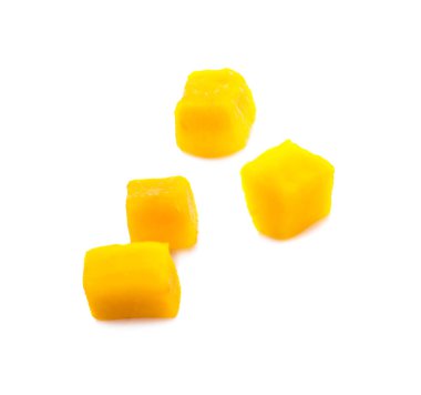 Beyaz arkaplanda izole edilmiş mango küp dilimleri