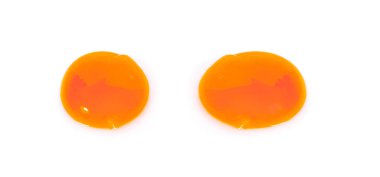 Beyaz arka planda yumurta sarısı