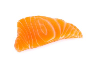Beyaz arkaplanda soyutlanmış somon eti sashimi