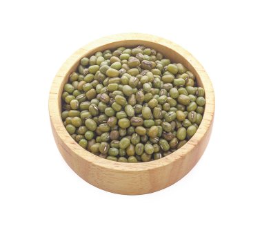 Mung fasulyeleri beyaz arkaplanda izole