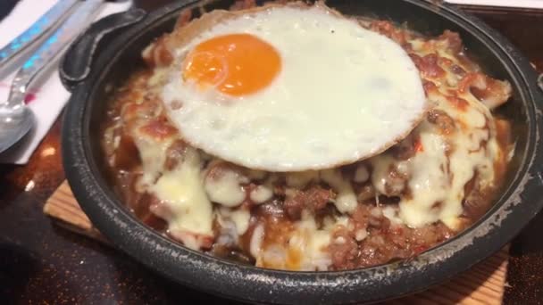 Close Arroz Caril Japonês Com Queijo Ovo Frito — Vídeo de Stock