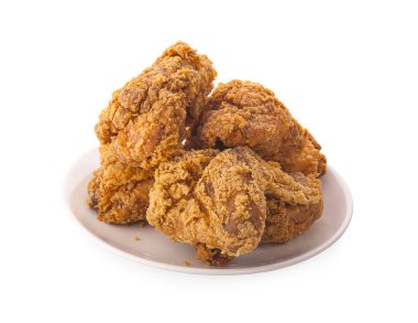 Beyaz bir tabak taze, çıtır çıtır kızarmış tavuk