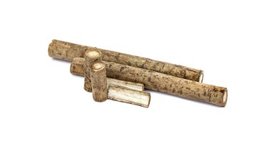 Beyaz arkaplanda izole edilmiş burdock kökleri 