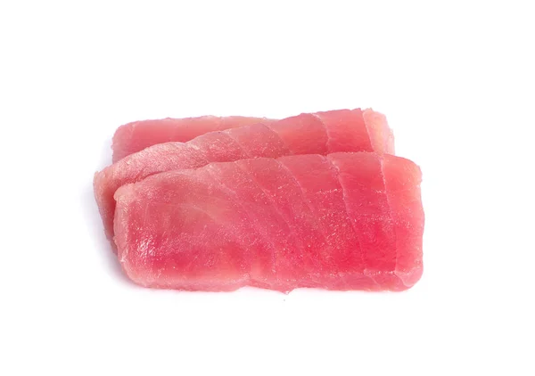 Шматочки м'яса сирої тунця на білому тлі — стокове фото