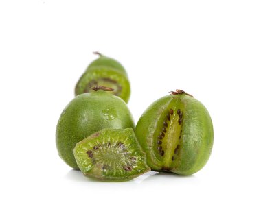 Beyaz arka planda mini kivi bebek meyvesi 