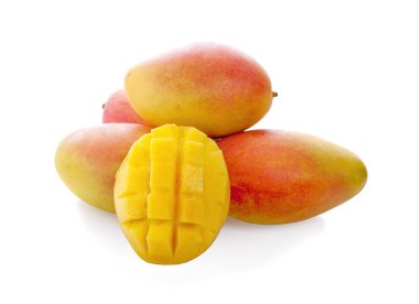 Mango meyve mango küpleri ve dilimleri. Üzerinde beyaz bir bac izole
