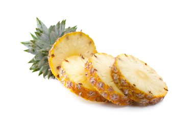 Beyaz üzerinde dilimleri olan ananas.