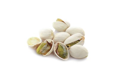 Beyaz arka planda izole edilmiş fıstıklar 