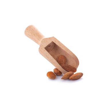 Beyaz arkaplanda izole edilmiş bademler