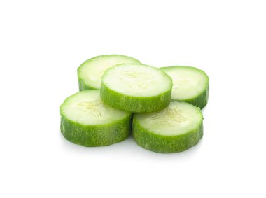 salatalık dilim, beyaz bir arka plan üzerinde izole 