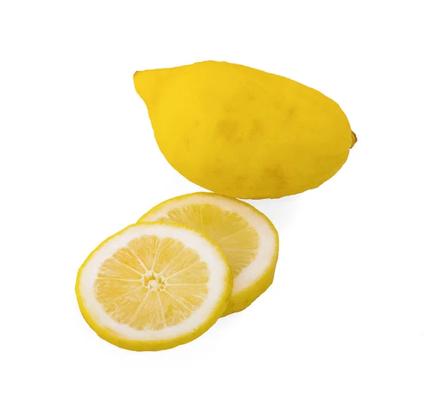 Limão com fatias isoladas no fundo branco. alimentos saudáveis — Fotografia de Stock
