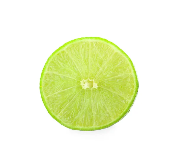 Entero y medio con rodaja de lima verde fresca aislada sobre blanco — Foto de Stock