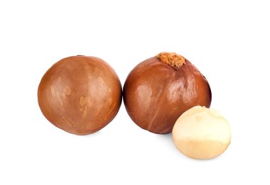 Beyaz arka planda Macadamia fındıkları