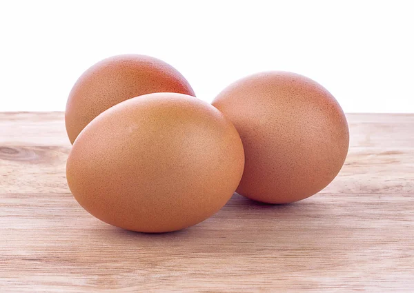 Trois œufs isolés sur fond blanc — Photo