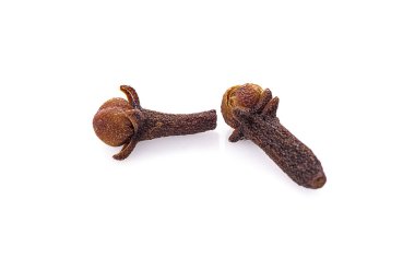 beyaz arkaplanda kuru karanfiller