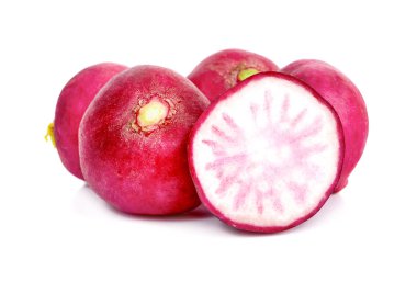 Beyaz arkaplanda küçük bahçe turpu