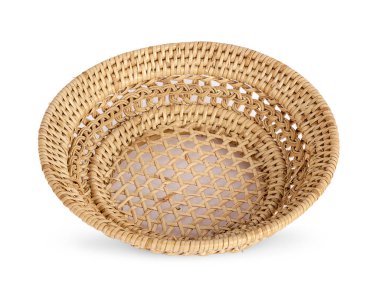 Wicker sepeti beyaz arka plan kırpma yolu üzerinde el yapımı