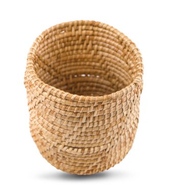 Boş hasır sepet beyaza izole edildi