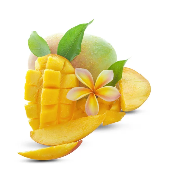 Frutta al mango con cubetti di mango e fette. Isolato su un bac bianco — Foto Stock