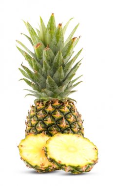 Taze taze ve kesilmiş ananas beyaz arkaplanda izole edilmiş.